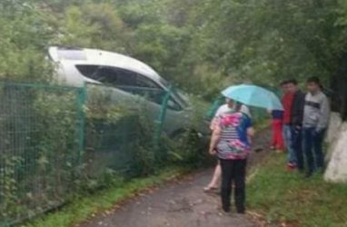 Автомобиль протаранил забор детсада во Владивостоке