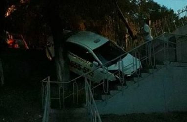 Машина такси застряла в лестнице во Владивостоке
