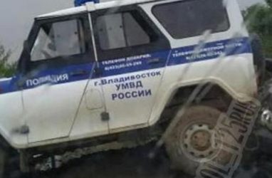 На острове Русский легковушка врезалась в полицейский УАЗ