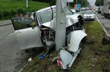 Во Владивостоке пожилому водителю стало плохо за рулём: машина врезалась в столб