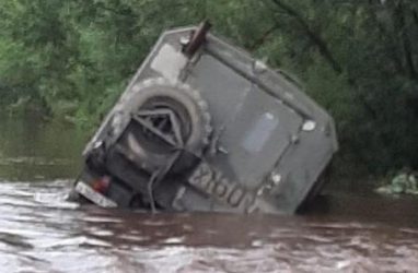 Даже тяжёлый грузовик «Урал» смыло на подтопленной дороге в Приморье