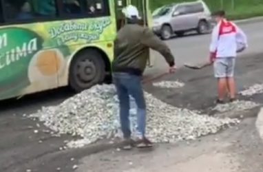 Жители Владивостока за свои деньги засыпали большие ямы на оживлённой дороге