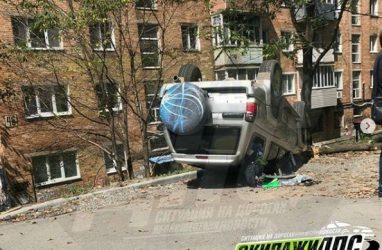 Серьезное ДТП во Владивостоке: джип перевернулся на крышу, есть пострадавшие