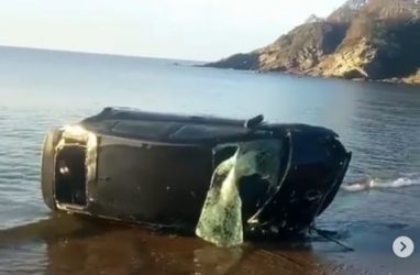 Кульбит в море: «Приус» попал в серьёзное ДТП в Приморье