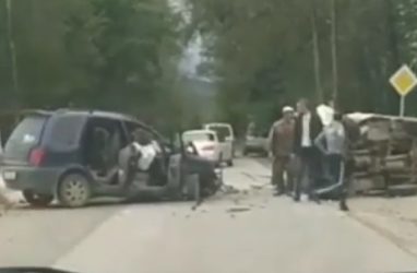 Шокирующее ДТП в Приморье: водитель зажат в искорёженном салоне — очевидцы