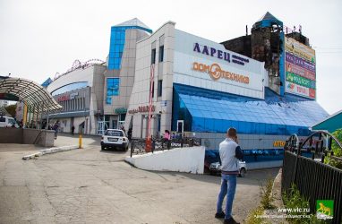 Во Владивостоке арендаторов горевшего ТЦ «Максим» вновь эвакуировали из-за пожарной тревоги