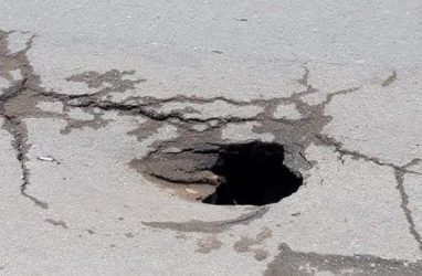 Опасный «портал» обнаружили автомобилисты посреди дороги во Владивостоке