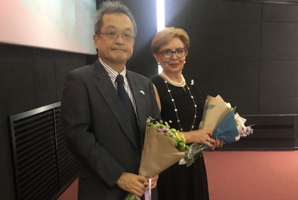 Генеральный консул Японии во Владивостоке Коитиро Накамура и продюсер фильма Ольга Монахова