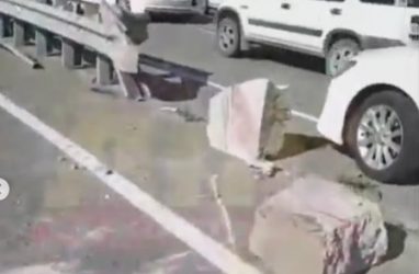 Во Владивостоке автомобилистка на полном ходу проломила бетонный блок