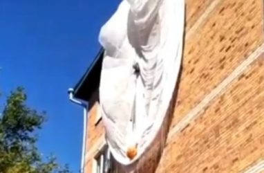 В Приморье парашютист приземлился на жилой дом и повис на стене — очевидцы