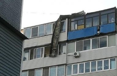 «Может и беда случиться»: во Владивостоке с крыши многоэтажки свисает огромный кусок рубероида
