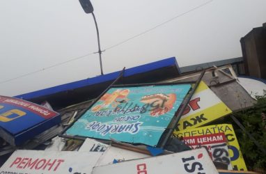 Незаконную рекламу демонтировали с двух улиц Владивостока