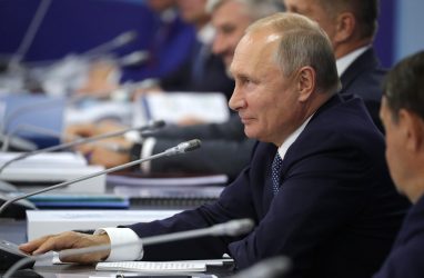 Кого Путин назвал придурками во Владивостоке?