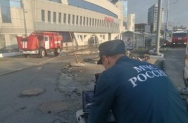 Тушить торговый центр «Максим» во Владивостоке прибыло 19 пожарных машин