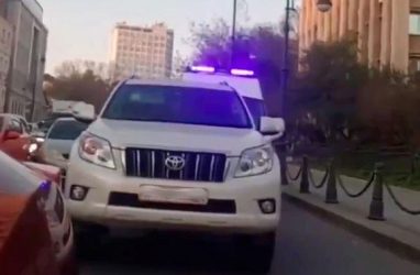 Во Владивостоке разыскали водителя, не пропустившего «скорую»