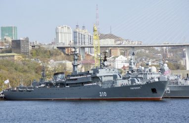Учебный корабль Балтийского флота покинул Владивосток