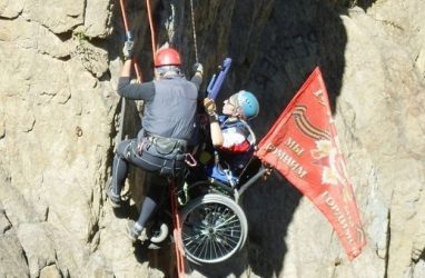 В Приморье впервые в России совершили вертикальное восхождение в инвалидной коляске