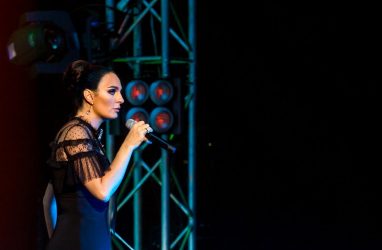 Огромные крабы и ножи: Елена Ваенга удивляет во время гастролей в Приморье
