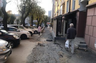 Жители центра Владивостока пожаловались на разгромленный тротуар