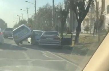 Необычное ДТП в Приморье: такси заехало двумя колёсами на иномарку