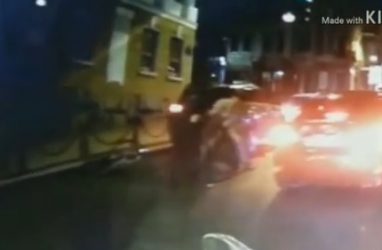 Драка посреди дороги попала на видео во Владивостоке