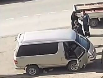 Шокирующие кадры: женщину зажало под машиной в Приморье
