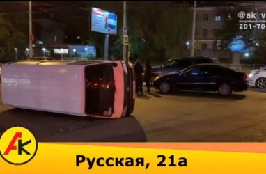 Во Владивостоке микроавтобус завалился набок от мощного удара