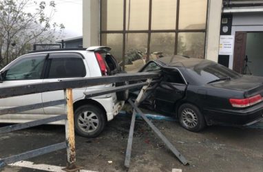 Во Владивостоке Mark II проломил ограждение и врезался в здание