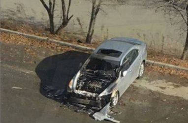 Во Владивостоке ночью сгорел автомобиль
