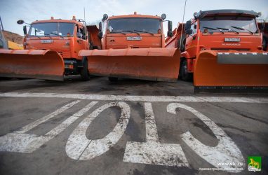 На дороги Владивостока вышло 154 единицы снегоуборочной техники