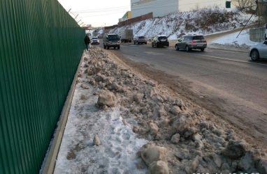 «Город для людей»: во Владивостоке убранный с проезжей части снег свалили под ноги пешеходам