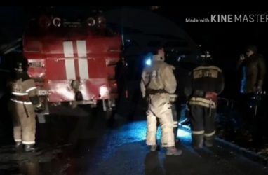 Во Владивостоке припаркованный автомобиль вновь стал помехой для пожарных