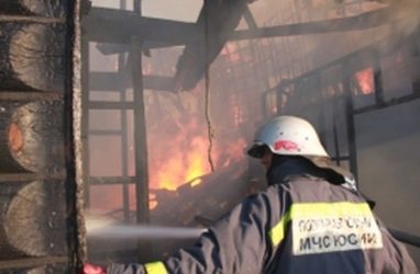 Огнеборцы спасли двух человек при пожаре в нежилом доме в Приморье