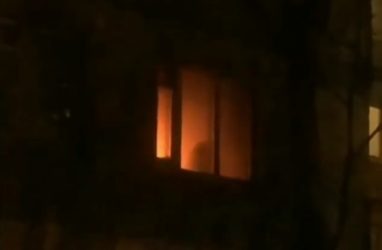 «Квартира полыхает»: в жутком пожаре во Владивостоке пострадал мужчина