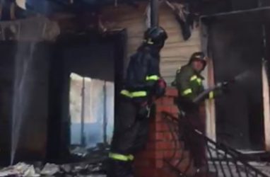 В Приморье 36 огнеборцев тушили коттедж