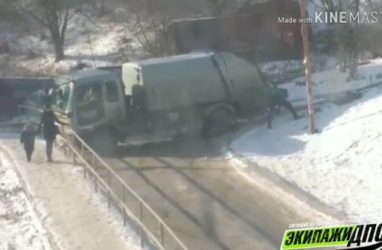 Во Владивостоке застрял мусоровоз и перекрыл движение