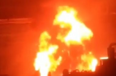 В Уссурийске бушует пожар на локомотиворемонтном заводе — очевидцы