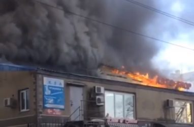 «Улицы не видно из-за дыма»: в Уссурийске случился серьёзный пожар