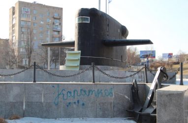 Вандалы вновь атаковали памятник судоремонтникам Дальневосточного завода «Звезда»
