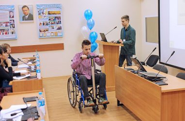 Студент из Владивостока разработал универсальное сцепное устройство для инвалидных колясок