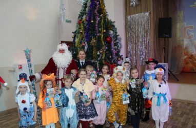 Полицейский Дед Мороз поздравил детей и взрослых во Владивостоке с Новым годом