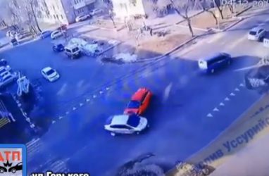 «Влетел на полном ходу»: в Приморье момент ДТП попал на видео