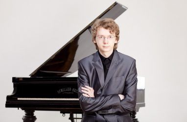 Известный петербургский пианист Сергей Редькин выступит во Владивостоке