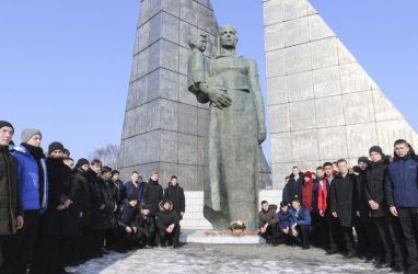 В Находке почтили память моряков и рыбаков, погибших на траулере «Бокситогорск»
