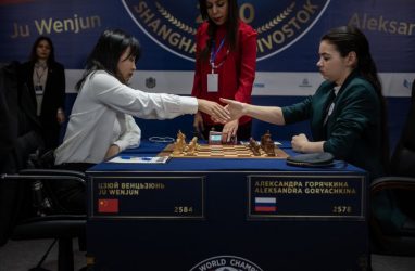 Вэньцзюнь и Горячкина обменялись победами в двух шахматных партиях во Владивостоке
