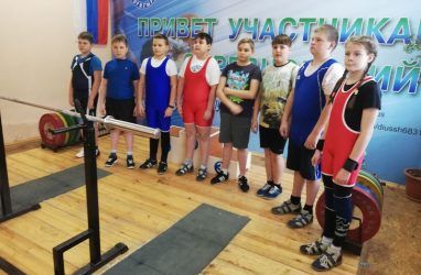 Юные силачи Владивостока показали себя в классическом пауэрлифтинге