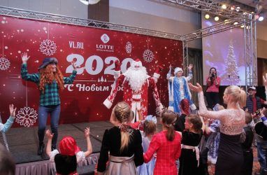 Во Владивостоке детей из детских домов поздравили с Новым годом