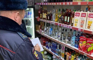Десятки литров контрафактного алкоголя изъяли из магазина в Приморье