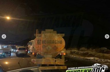 Во Владивостоке от удара бензовоза малолитражку отбросило в «Лексус»
