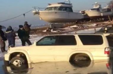 Десятки машин ушли под воду в Приморье